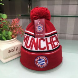 Die klassische FC Bayern München Mütze ist die ideale Kopfbedeckung für kalte Stadien!