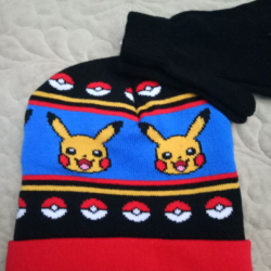 Als echter Pokémon-Fan gehört diese Set mit einer Beanie und Handschuhen in euren Kleiderschrank!