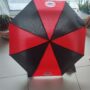 . Mit dem rotschwarzen Regenschirm mit Bayern München Logo auf beiden Seiten des Schirms wird man von keinem Unwetter mehr überrascht