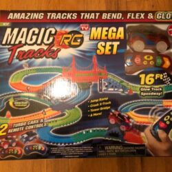 Die Magic Tracks Mega RC Autorennbahn ist bunt und sorgt für hohen Spielspass!