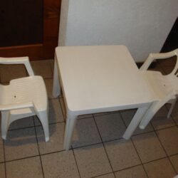 Kindertisch mit zei Stühlen 1