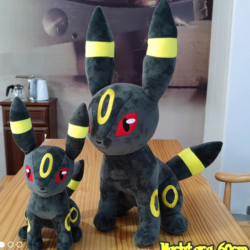 Pokémon Nachtara / Umbreon Plüsch ca. 60cm steht zum Verkauf.