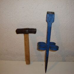 Dengelstock blau mit Hammer 1