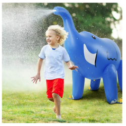 Der extra grosse Elefant spritzt an heissen, sommerlichen Tagen Wasser aus seinem Rüssel