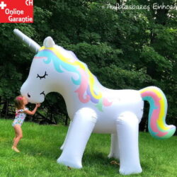 Dieses extra grosse Einhorn spritzt an heissen, sommerlichen Tagen Wasser aus seinem magischen Horn. Toller  Wasserspaß für Kinder.