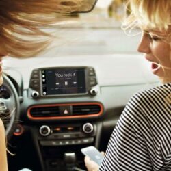 Kona_Int_Lifestyle_Frauen_im_Auto_Musik_werkstattseite
