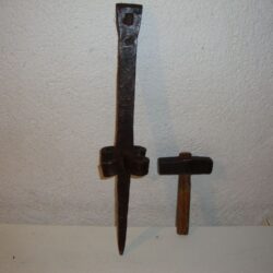 Alter Dengelstock 47cm mit Hammer 1