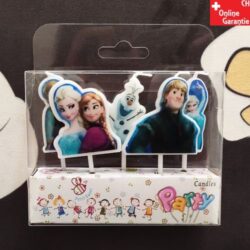 Eine Geburtstagstorte oder Kuchen mit Kerzen der Schwestern Elsa und Anna darf bei Disney Fans nicht fehlen