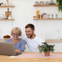 menschen-die-zu-hause-einen-videoanruf-mit-ihrer-familie-fuhren